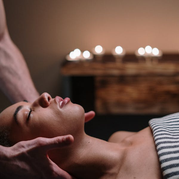Massage relaxant de la tête et de la nuque